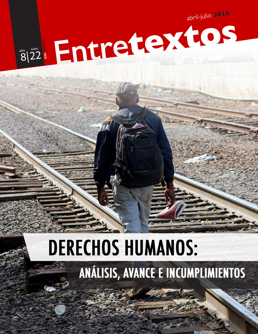 Hombre migrante caminando sobre unas vías de tren